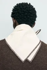 Bandana cuadrada de algodón color crema con bordes cosidos en contraste negro.