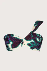 Top de bikini bandeau asimétrico con estampado floral en tonos verde, morado y blanco.