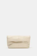 Bolso de mano tipo sobre en color beige, con diseño acolchado y solapa frontal. Cuenta con cierre imantado, bolsillo interior y correa bandolera extraíble.