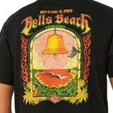 Remera de manga corta color negro con estampa pequeña en el pecho que dice Rip Curl Pro Bells Beach Australia en tonos cálidos.