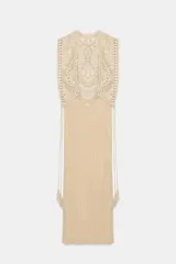 Vestido midi de viscosa con efecto arrugado, cuello redondo y diseño sin mangas. Presenta una sobrecapa superior con bordados detallados y entredoses, con cordones laterales ajustables terminados en borlas.