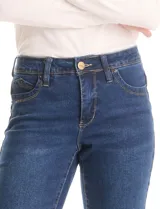 Jean skinny de tiro medio, color azul clásico, con cierre frontal y botón metálico. Cuenta con bolsillos laterales y traseros, y pasadores para cinturón en la cintura.