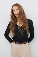 Remera de manga larga con escote en V, confeccionada en tejido de algodón de doble capa con ajuste al cuerpo.