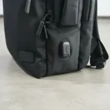 Mochila de viaje color negro con diseño funcional, compartimento para laptop y puerto USB integrado. Fabricada en material resistente al agua, cuenta con múltiples bolsillos internos y externos, y diseño antirrobo.