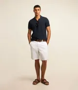 Bermuda de sarga color blanco, de corte recto y diseño básico con bolsillos laterales y traseros.