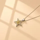 Collar de cadena fina de plata 925 con dije en forma de estrella, con centro de resina color azul oscuro y borde plateado.