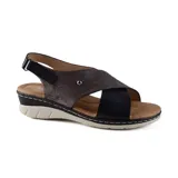 Sandalias de cuero sintético color negro con detalles en gris metalizado. Tiras cruzadas en el empeine, ajuste con hebilla al tobillo y plataforma baja.