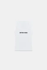 Musculosa de algodón blanca con escote redondo y el texto 'BETTER IN IBIZA' estampado en negro en el centro del pecho.