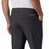 Pantalón técnico de corte recto y diseño funcional, confeccionado con tecnología Omni-Shield que repele la humedad y manchas, y protección solar Omni-Shade UPF 50. Cuenta con tejido elástico en cuatro direcciones, cierre de botón y bolsillos laterales.