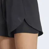 Short deportivo Adidas D4T Workout Go To 2 en 1 de color negro, con cintura elástica, aberturas laterales y calza interior incorporada.