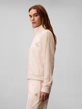 Campera de felpa con cierre de Calvin Klein, color beige, con cuello alto, bolsillos laterales, puños y bajo elásticos, y logo bordado en el pecho.
