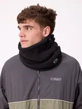 Cuello de polar negro con textura tipo corderito, cuenta con cordón elástico ajustable y logo de la marca bordado.