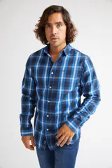 Camisa de manga larga con cuello clásico y cierre frontal abotonado. Presenta un estampado de cuadros en tonos azul marino y rojo. Confeccionada en algodón, cuenta con un corte slim fit y logo bordado en el pecho.