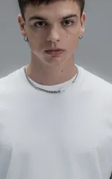 Remera de calce slim, confeccionada en jersey de algodón, con cuello redondo y mangas cortas con terminación en rib.