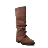 Botas de caña alta marca Miss Carol modelo Wrinkle, de color marrón con acabado símil gamuza y efecto arrugado en la parte inferior. Poseen taco bajo y suela de goma.