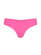Tanga de microfibra color fucsia, de tiro bajo y diseño sin costuras con acabado invisible bajo la ropa.