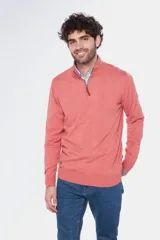 Buzo de tejido fino en hilo de algodón, color rosado, con cuello alto y cierre frontal parcial con detalle en cuero. Presenta puños y ruedo acanalados y un pequeño logo bordado en el pecho.