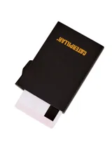 Billetera rígida de aluminio color negro, con sistema de extracción automática de tarjetas y el logotipo de Caterpillar en el frente.