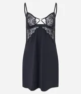 Camisón corto de color negro, confeccionado en tul con detalles de encaje floral en el busto. Presenta tirantes finos regulables y un diseño con aberturas en el escote, sin relleno.