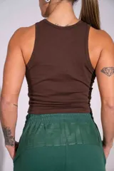 Musculosa de algodón elastizado color marrón, con diseño ajustado al cuerpo y estampa frontal pequeña.
