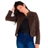 Chaqueta estilo motoquera de tela encerada color marrón oscuro, con cierre frontal metálico, cuello mao con cierre a presión y detalles de costuras reforzadas.