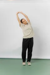 Remerón de algodón color beige, con diseño oversize, cuello redondo, mangas cortas amplias y hombros caídos.