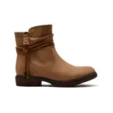 Bota corta de estilo casual color tostado, con detalle de textura grabada en la parte superior de la caña y cordón decorativo anudado alrededor del tobillo. Cuenta con cierre lateral y suela plana con detalle de costura visible.