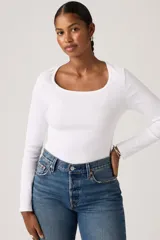 Remera de manga larga con cuello cuadrado, confeccionada en tejido acanalado elástico de ajuste al cuerpo.