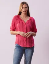 Blusa color fucsia con estampado de rayas verticales y flores, cuello redondo con escote en V y mangas cortas abullonadas.