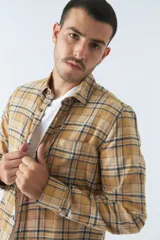 Camisa de hombre a cuadros color rosa, blanco y azul, de corte slim, manga larga, con bolsillo en el pecho y logo bordado.