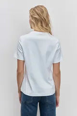 Remera negra de manga corta y cuello redondo, de corte holgado.