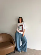 Pantalón de jean fino de corte recto y holgado, con diseño a rayas y cintura elástica.