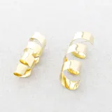 Aros colgantes dorados con forma de espiral.
