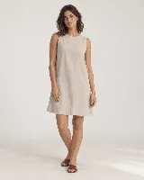 Vestido corto sin mangas color beige, de silueta evasé y calce relajado, con escote redondo y terminación ancha en el ruedo. Confeccionado en mezcla de lino y viscosa.