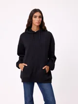 Canguro negro de corte holgado con capucha y cordones ajustables. Presenta un bolsillo frontal tipo canguro y un pequeño logo bordado en el pecho.