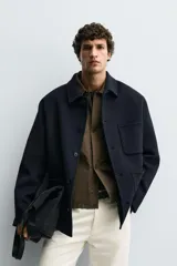 Sobrecamisa de corte regular confeccionada en tejido de lana doble faz, con cuello solapa, manga larga con puño abotonado, cierre frontal de botones y bolsillos de plastrón en pecho y cadera.