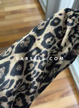 Campera bomber de gamuza con textura de corderoy, con estampado animal print de leopardo, cuello camisero, cierre frontal completo y bolsillos delanteros.