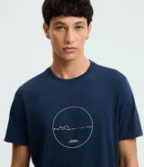 Remera regular de algodón y poliéster color azul marino, con cuello redondo, mangas cortas y estampado geométrico de montaña en el centro del pecho.