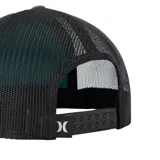 Gorro trucker gris oscuro con malla trasera negra, visera plana y parche frontal con el logo de Hurley y un diseño de olas en tonos turquesa, blanco y gris.