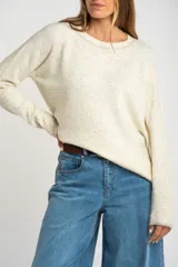 Sweater de tejido de punto color bordó, con cuello redondo, mangas largas y puños acanalados. Presenta un diseño de corte recto y textura suave.