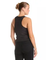 Top sin mangas de tejido lurex con acabado brillante, cuello redondo y corte ajustado al cuerpo.