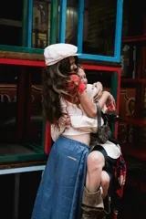 Pantalón de lino color azul, de corte holgado y ancho, con elástico en la cintura y bordado en la parte trasera.