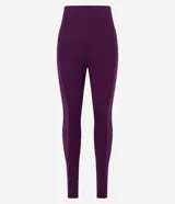 Calza deportiva color violeta con cintura alta y detalle texturizado en la parte trasera. Presenta un pequeño bolsillo funcional. Confeccionada en poliamida y elastano.