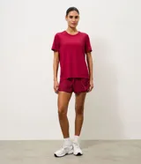 Remera deportiva de manga corta y cuello redondo, confeccionada en poliamida con elastano, de color rosado y diseño liso.
