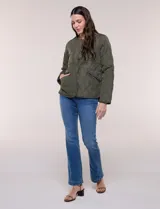Campera matelaseada color verde militar con diseño capitoneado de rombos, escote redondo sin cuello y cierre frontal con broches a presión. Cuenta con bolsillos frontales oblicuos y ruedo curvo con aberturas laterales.