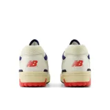 Championes urbanos New Balance modelo 550, con diseño de inspiración retro de básquetbol. Presentan una combinación de colores blanco, azul marino y rojo, con empeine de cuero sintético perforado y detalles en gamuza. Cuentan con suela de caucho y cierre con cordones.