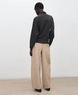 Chaleco de punto en color gris oscuro, con cuello alto y diseño sin mangas. Presenta un corte recto y tejido de textura suave.