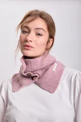 Cuello de punto acanalado en color rosa pastel, con cierre frontal mediante botones y etiqueta decorativa lateral.