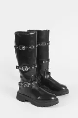 Botas bucaneras de cuero sintético negro, con suela track y tres tiras con hebillas metálicas y ojales decorativos alrededor de la caña alta.
