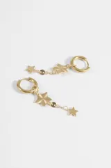 Aros colgantes de acero quirúrgico dorado, compuestos por una argolla superior de la cual cuelga una estrella grande texturizada con líneas radiales y una cadena fina con pequeños discos y una estrella pequeña al final.